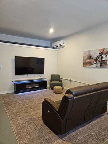 Cozy 1-bedroom apartment in a fantastic location with AC