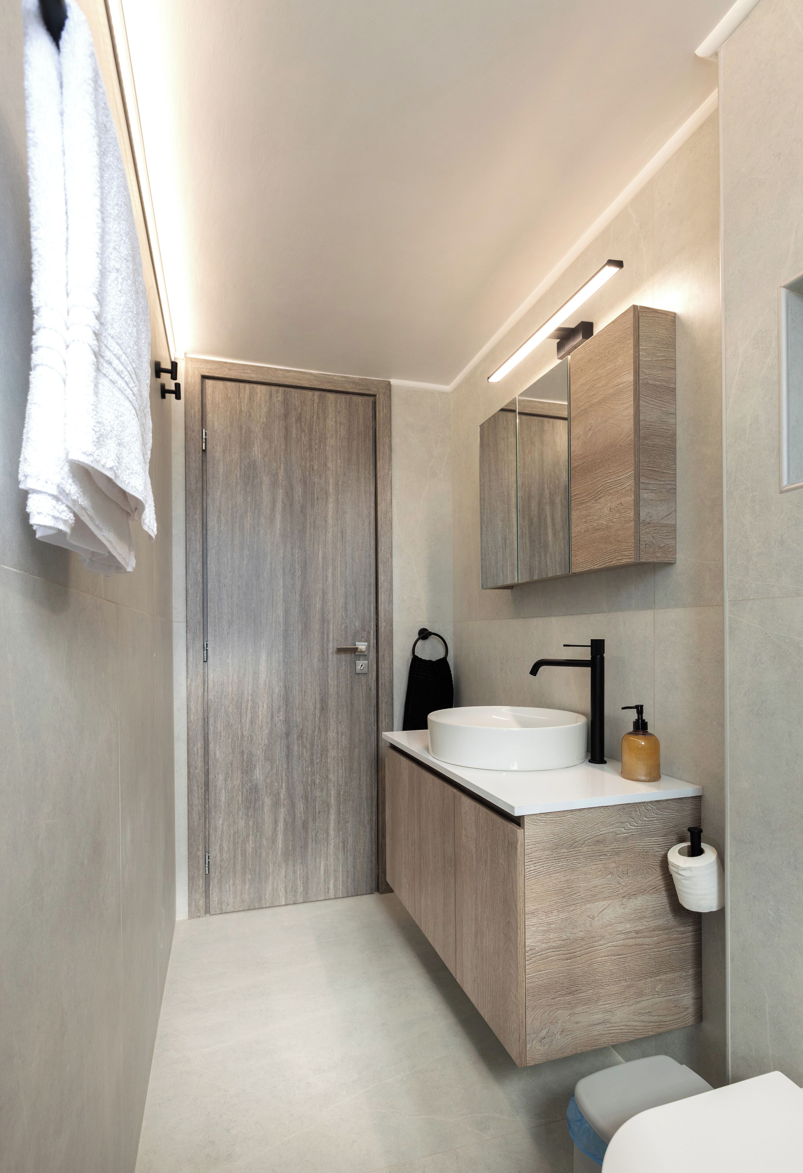 Jetted tub, hair dryer, towels, soap