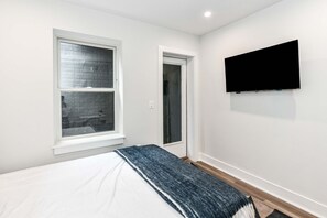 Desk, iron/ironing board, WiFi, bed sheets