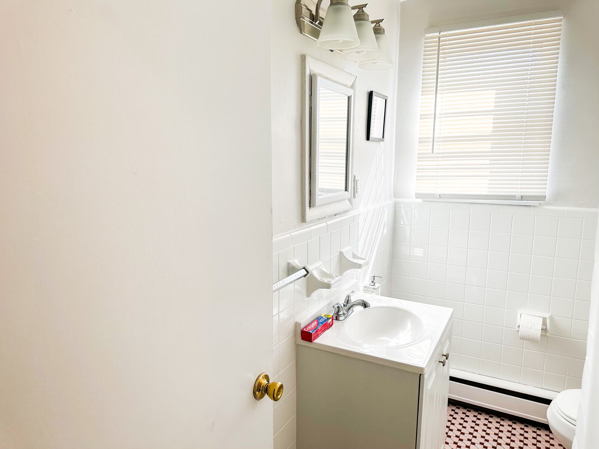 Een haardroger, een bidet, handdoeken, zeep