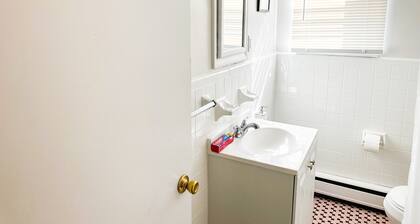Cozy 2bedroom apartment in quiet Philadelphia neighborhood with Wifi & amenities