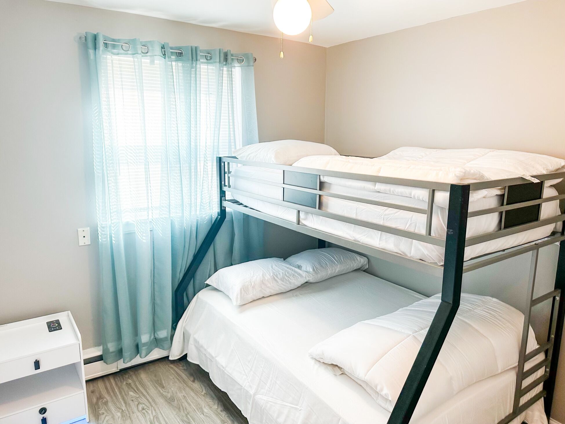 2 bedrooms, iron/ironing board, WiFi, bed sheets