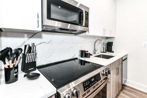 Réfrigérateur, four à micro-ondes, un four, surface de cuisson