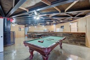 Game room - Water tank conversion. Spacious 4-bed 2-bath in enchanting Minden. (Minden)