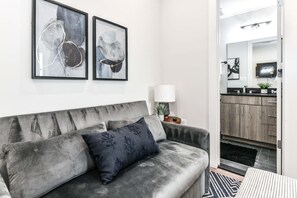 TV - Brand New Modern 3BR | Stylish, Comfortable & Fully Equipped (Washington)