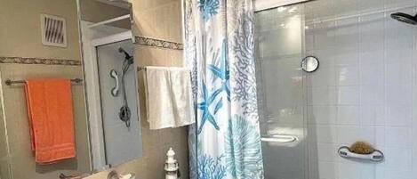 Douche, bidet, serviettes fournies