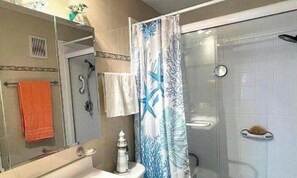 Douche, bidet, serviettes fournies