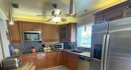 Cozy 2-bedroom condo in peaceful Seminole, 2200 monthY 8 min beach, walk to ma