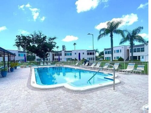 Cozy 2-bedroom condo in peaceful Seminole, 2200 monthY 8 min beach, walk to ma