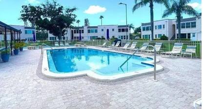 Cozy 2-bedroom condo in peaceful Seminole, 2200 monthY 8 min beach, walk to ma