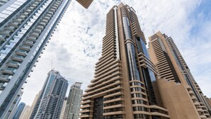 Un immeuble de grande hauteur doté de nombreux balcons et d’une architecture moderne.