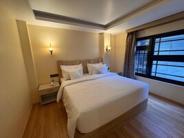 Quarto casal luxo, sacada, vista para a montanha | Escrivaninha, espaço de trabalho para notebook, Wi-Fi de cortesia