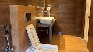 A modern bathroom with a toilet, sink, and shower. - Juniper Mountain Resort (Lachen)