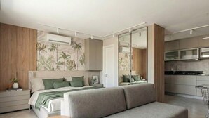Um quarto moderno com uma cama, um sofá, uma mesa de cabeceira e um espelho grande.