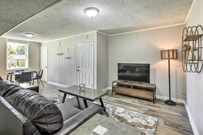 Interior - Garden-level Hendersonville Apt: 20 Mi to Broadway (Hendersonville)