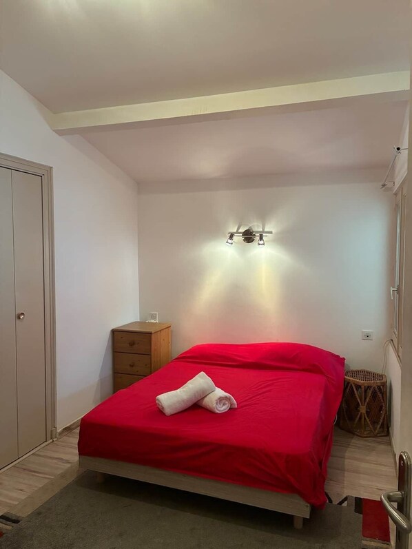4 bedrooms, WiFi, bed sheets