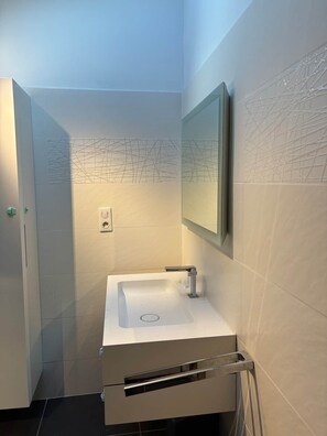 Douche, séchoir à cheveux, savon, papier de toilette