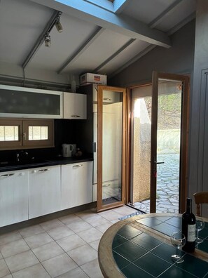 Réfrigérateur, four à micro-ondes, un four, surface de cuisson