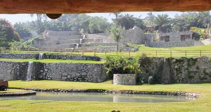 w Spacious 5BR Retreat Pool BBQ Games