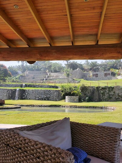 w Spacious 5BR Retreat Pool BBQ Games