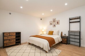7 bedrooms, iron/ironing board, Internet, bed sheets - 5 Min walk to Nottingham's Vibrant Bars, Restaurants, Pubs, Theatres, & Clubs (Nottingham)