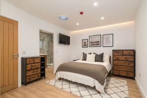 7 bedrooms, iron/ironing board, Internet, bed sheets - 5 Min walk to Nottingham's Vibrant Bars, Restaurants, Pubs, Theatres, & Clubs (Nottingham)