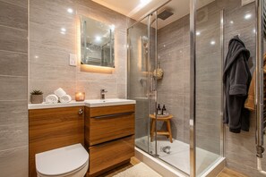 Bathroom - 5 Min walk to Nottingham's Vibrant Bars, Restaurants, Pubs, Theatres, & Clubs (Nottingham)