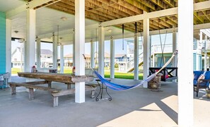 Outdoor dining - Lil Bit Salty - 2nd Row - Amazing beach views and great outdoor space! (Crystal Beach)