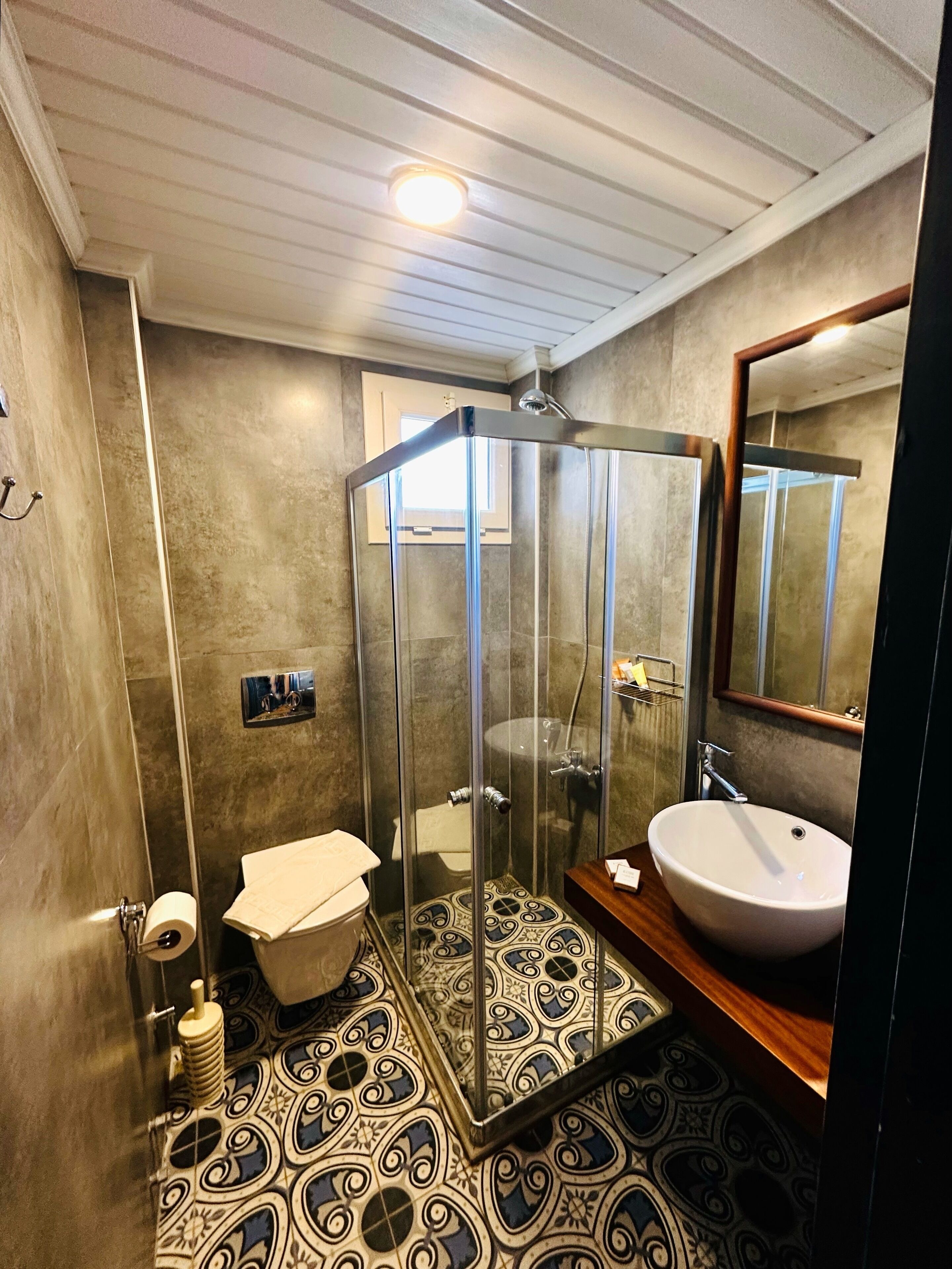Standard Room | Bathroom | Slippers