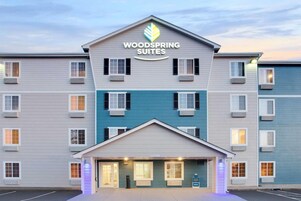 Un hotel de varios pisos con un logotipo destacado en la parte superior.