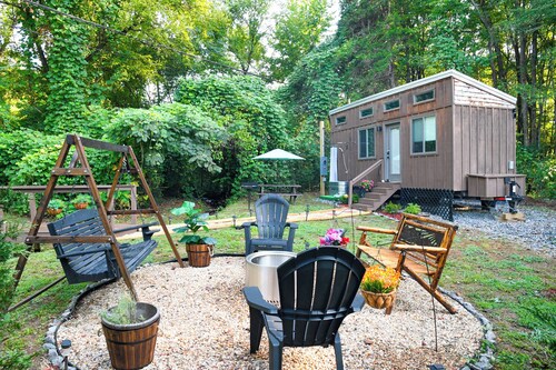 Local Creek Tiny Home. Wifi. Close to everything. Glamping. Private. Knoxville