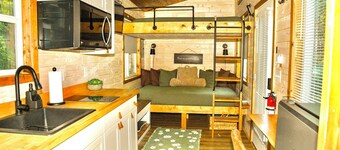 Local Creek Tiny Home. Wifi. Close to everything. Glamping. Private. Knoxville