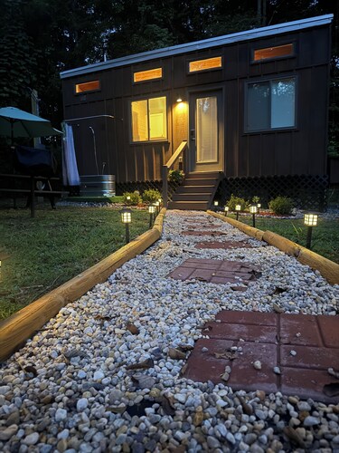 Local Creek Tiny Home. Hot Tub. Wifi. Close to everything. Glamping. Private.