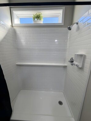 Dusj, hårføner, håndklær og sjampo