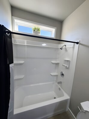 Dusj, hårføner, håndklær og sjampo