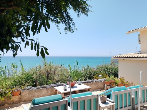 BLUE ESCAPE - Beachfront Privacy for Groups (12+ yrs)