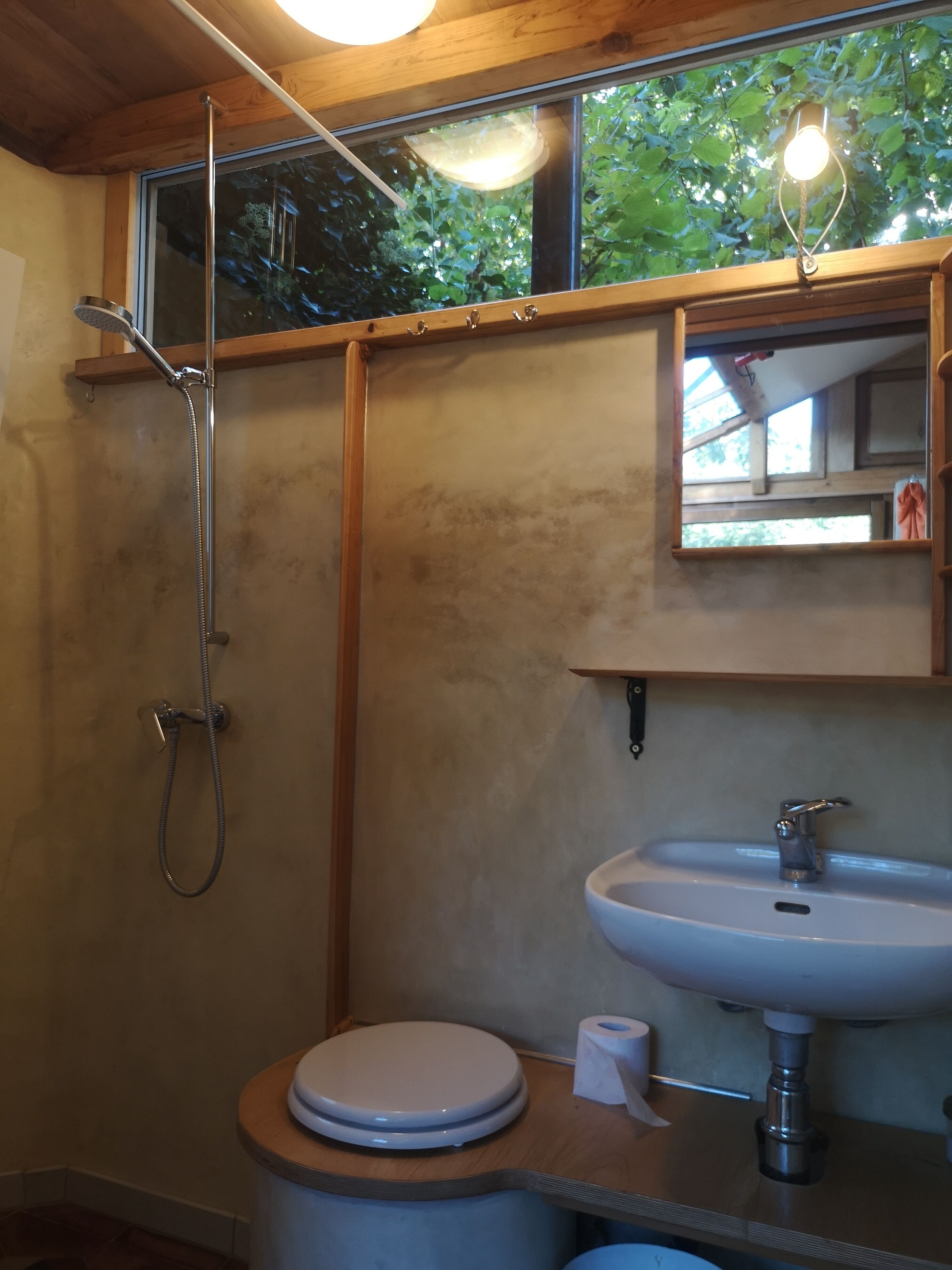 Douche, sèche-cheveux, serviettes fournies, papier toilette