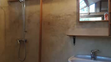 Douche, sĂšche-cheveux, serviettes fournies, papier toilette