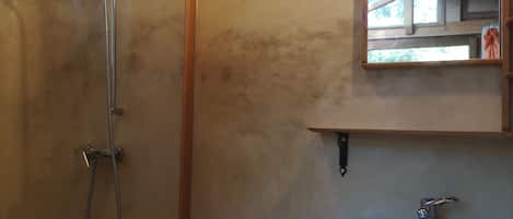 Douche, sĂšche-cheveux, serviettes fournies, papier toilette