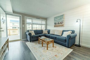 Living area - Lux Oceanview-1 blk to Ocean-Comfy King bed- Full equipped kitchen-Beach chairs (Ocean City)