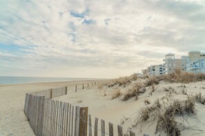 Beach - Lux Oceanview-1 blk to Ocean-Comfy King bed- Full equipped kitchen-Beach chairs (Ocean City)