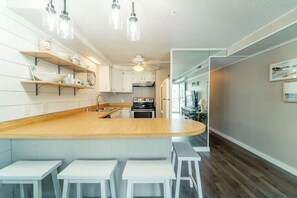 Private kitchen - Lux Oceanview-1 blk to Ocean-Comfy King bed- Full equipped kitchen-Beach chairs (Ocean City)