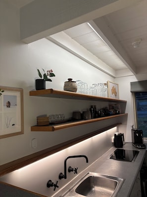 Fridge, microwave, oven, stovetop - cabin21 riverside - chalet accommodation on-snow in Thredbo (Thredbo)