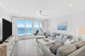 Smart TV - Incredible condo, Newly Renovated Gulf-Front Luxury with Stunning Views. (Destin)