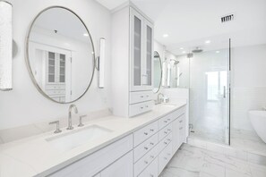Shower, hair dryer, towels - Incredible condo, Newly Renovated Gulf-Front Luxury with Stunning Views. (Destin)