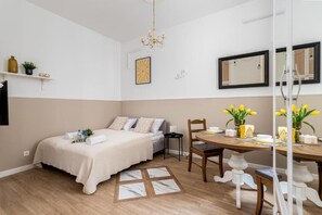 Estudio, vista al jardín | Insonorización, tabla de planchar con plancha y wifi gratis 
