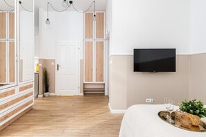 Estudio, vista al jardín | Insonorización, tabla de planchar con plancha y wifi gratis 