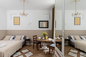 Estudio, vista al jardín | Insonorización, tabla de planchar con plancha y wifi gratis 