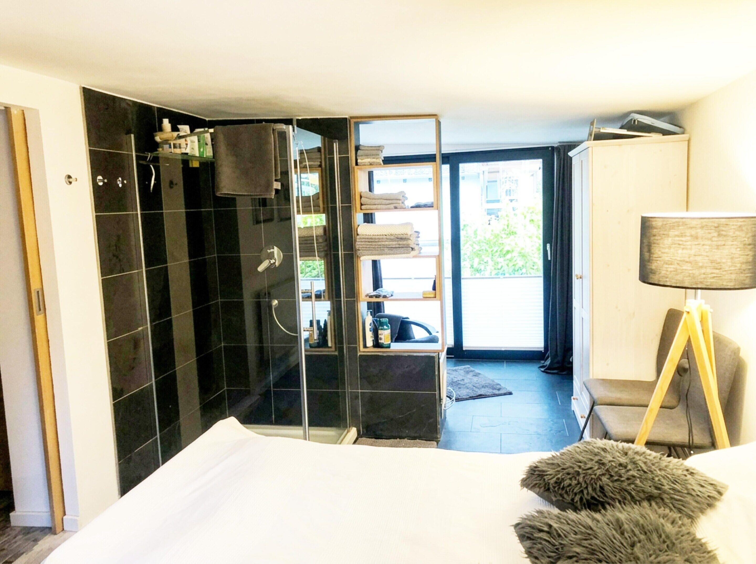 3 habitaciones, muebles diferentes y ropa de cama 