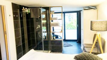 3 habitaciones, muebles diferentes y ropa de cama